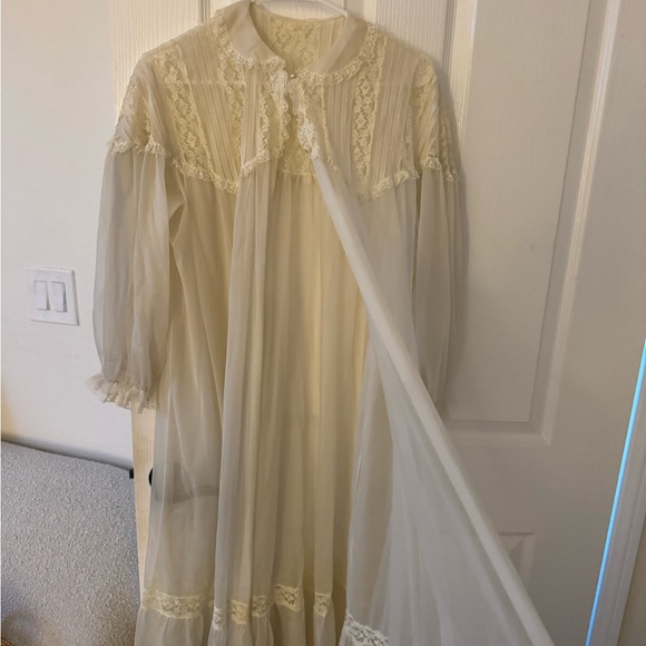 Vintage lace night gown - Picture 4 of 4